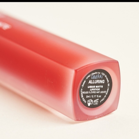 HUDA BEAUTY Liquid Matte Lipstick in Alluring - Picture 2 of 5